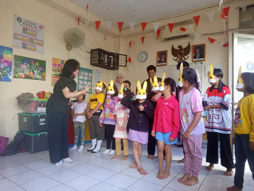 Mahasiswa Universitas LIA Sukses Tingkatkan Kemampuan Bahasa Inggris Anak-Anak Melalui Program CEP di Kampung Inggris Cikoko